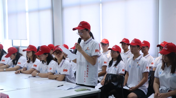 一群人在桌子边中度可信度描述已自动生成 一群人在桌子边中度可信度描述已自动生成