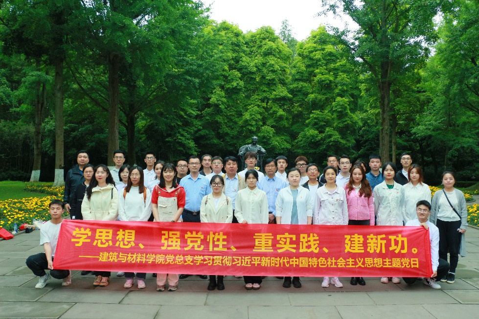 一群人在公园里描述已自动生成 一群人在公园里描述已自动生成