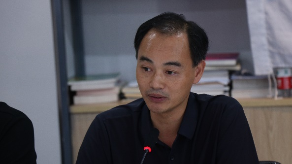 穿黑色衣服的男人描述已自动生成 穿黑色衣服的男人描述已自动生成