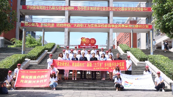 建筑前的广场上有许多人中度可信度描述已自动生成 建筑前的广场上有许多人中度可信度描述已自动生成