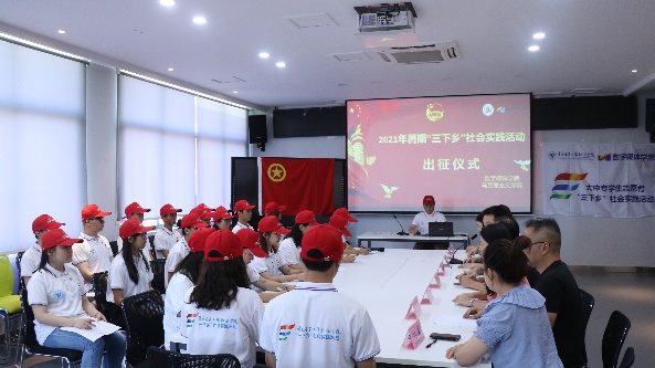 一群人在餐厅里中度可信度描述已自动生成 一群人在餐厅里中度可信度描述已自动生成